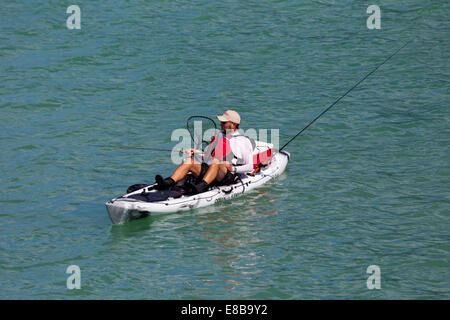 L'uomo la pesca da Ocean Kayak Foto Stock