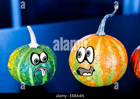 Il famoso zucche di Halloween di ottenere alcuni simpatici amici che vi accompagnano per fare scherzi e chiedere per tratta Foto Stock