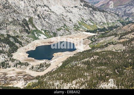 Vista aerea che mostra a basso livello di acqua nel Lago Sud serbatoio in California a causa della siccità Foto Stock