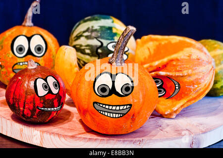 Il famoso zucche di Halloween di ottenere alcuni simpatici amici che vi accompagnano per fare scherzi e chiedere per tratta Foto Stock