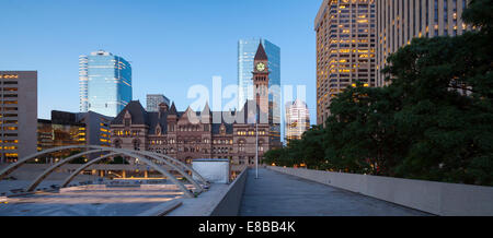 Una panoramica di immagini del vecchio Municipio e Nathan Phillips Square nel centro cittadino di Toronto, Ontario, Canada. Foto Stock