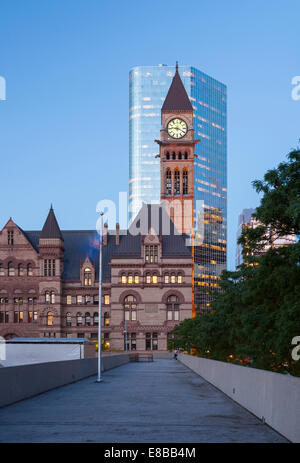 Il vecchio municipio da Nathan Phillips Square nel centro cittadino di Toronto, Ontario, Canada. Foto Stock