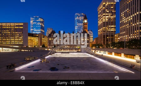 Una panoramica di immagini del vecchio Municipio e Nathan Phillips Square al tramonto nel centro cittadino di Toronto, Ontario, Canada. Foto Stock