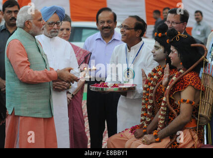 New Delhi, India. 3° Ott, 2014. Primo Ministro indiano Narendra Modi (1L) ed ex primo ministro indiano Manmohan Singh (2 L) partecipare alla celebrazione del festival di Dussehra a Nuova Delhi, India, Ottobre 3, 2014. Festival di Dussehra che commemora la vittoria di dio indù Rama su Ravana. © Partha Sarkar/Xinhua/Alamy Live News Foto Stock