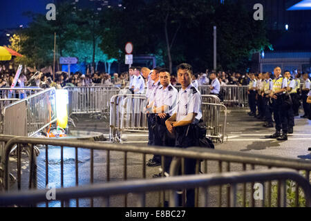 Hong Kong. 3 Ottobre, 2014. La polizia al di fuori del Chief Executives office.Pro-democrazia manifestanti dello studente durante la notte 6 (3a/4a) della sit in.edificio del consiglio legislativo.3. Ottobre 2014 Data-04.10,14 Credito: Jayne Russell/Alamy Live News Foto Stock