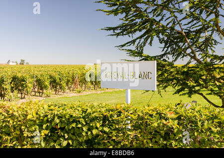 Firmare all'ingresso della station wagon di St Emilion produttore di vino Cheval Blanc Foto Stock