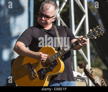 San Francisco, California, Stati Uniti d'America. 3° Ott, 2014. Ottobre 3, 2014.American paese/folk cantautore, John Prine, esegue a difficilmente rigorosamente Bluegrass Festival in Golden Gate Park di San Francisco, California, venerdì 3 ottobre, 2014. Il festival è un evento gratuito con oltre 100 artisti musicali in 7 tappe. Il festival si svolge attraverso domenica 5 ottobre, 2014.difficilmente rigorosamente bluegrass, concepito e sovvenzionati dal San Francisco venture capitalist Warren Hellman, che si svolge ogni anno a partire dal primo evento in 2001. Credito: Tracy Barbutes/ZUMA filo/Alamy Live News Foto Stock