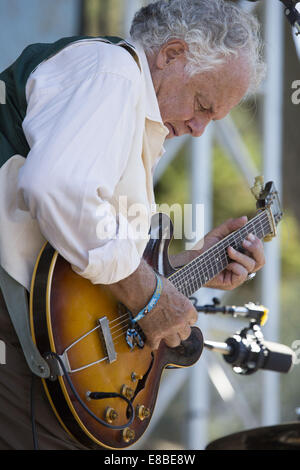 San Francisco, California, Stati Uniti d'America. 4 Ott 2014. Ottobre 3, 2014.Grammy-award winner PETER ROWAN esegue al difficilmente rigorosamente Bluegrass Festival in Golden Gate Park di San Francisco, California. Il festival è un evento gratuito con oltre 100 artisti musicali in 7 tappe. Il festival si svolge attraverso domenica 5 ottobre, 2014. Credito: Tracy Barbutes/ZUMA filo/Alamy Live News Foto Stock