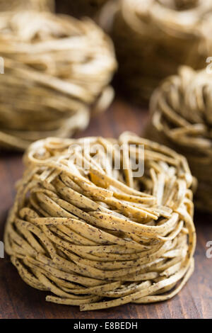 Tajarin o tagliolini fatta con uova fresche e di farina di grano saraceno, una specialità di pasta dal Piemonte, regione dell'Italia Foto Stock