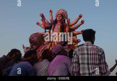 Di Allahabad: devoto che trasportano un idolo della dea Durga di immergersi in un laghetto nei pressi Sangam alla fine di Durga Puja festival di Allahabad venerdì. La corte suprema per non immergere gli idoli nel fiume a causa di inquinamento. foto di prabhat kumar verma devoti preparare per immergere l'idolo della dea Durga a Sangam fiume dopo la Durga Puja festival di Allahabad, anche la Corte Suprema vieta loro di farlo per evitare l'inquinamento delle acque. © Prabhat Kumar Verma/Pacific Press/Alamy Live News Foto Stock