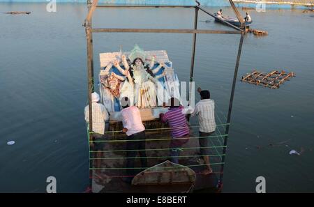 Di Allahabad: devoto immergere un idolo della dea Durga in uno stagno vicino a Sangam alla fine di Durga Puja festival di Allahabad venerdì. La corte suprema per non immergere gli idoli nel fiume a causa di inquinamento. foto di prabhat kumar verma devoti preparare per immergere l'idolo della dea Durga a Sangam fiume dopo la Durga Puja festival di Allahabad, anche la Corte Suprema vieta loro di farlo per evitare l'inquinamento delle acque. © Prabhat Kumar Verma/Pacific Press/Alamy Live News Foto Stock