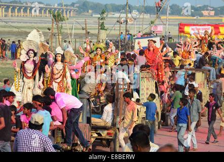 Di Allahabad: devoto trasportare idolo di dea Durga di immergersi in un laghetto nei pressi Sangam alla fine di Durga Puja festival di Allahabad venerdì. La corte suprema per non immergere gli idoli nel fiume a causa di inquinamento. foto di prabhat kumar verma devoti preparare per immergere l'idolo della dea Durga a Sangam fiume dopo la Durga Puja festival di Allahabad, anche la Corte Suprema vieta loro di farlo per evitare l'inquinamento delle acque. © Prabhat Kumar Verma/Pacific Press/Alamy Live News Foto Stock