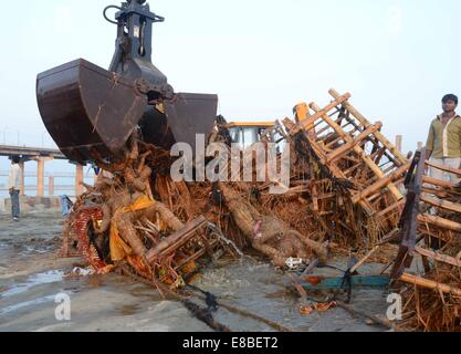 La spazzatura pulita mediante una gru dopo i devoti immergere idolo di dea Durga in uno stagno vicino a Sangam alla fine di Durga Puja festival di Allahabad. © Prabhat Kumar Verma/Pacific Press/Alamy Live News Foto Stock