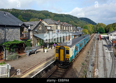 Betswycoed (Betws-y-coed) stazione ferroviaria nella valle di Conwy in Galles Regno Unito con classe Arriva 150 DMU per Llandudno Foto Stock