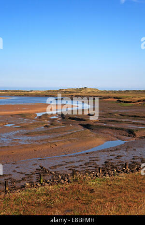 Una vista di Overy Creek a bassa marea con dune di sabbia a Burnham Overy, Norfolk, Inghilterra, Regno Unito. Foto Stock