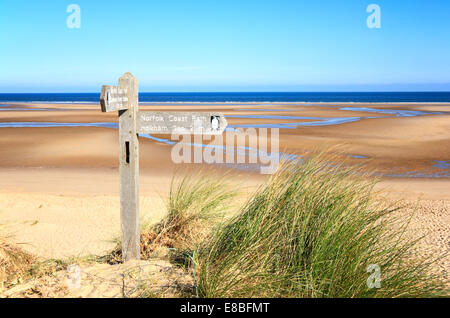 Un segno che indica la direzione del Norfolk Coast Path a Burnham Overy, Norfolk, Inghilterra, Regno Unito. Foto Stock