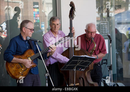 Sydney, Australia. 4 Ottobre, 2014. Il trentasettesimo "Manly Jazz Festival si svolge fino al 6 ottobre 2014 martin berry live news. una improvvisata band appare su un angolo di strada Foto Stock