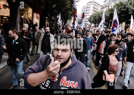 Centinaia di persone hanno preso le strade di Salonicco per dimostrare contro la disoccupazione in Grecia e il governo di Antonis SAMARAS politica. La dimostrazione è stata organizzata da P.A.ME. O tutti i lavoratori militante anteriore. Foto Stock