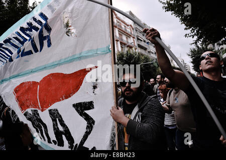 Le persone in possesso di un banner mentre marcia durante una dimostrazione presso la città di Salonicco nel nord della Grecia. Centinaia di persone hanno preso le strade di Salonicco per dimostrare contro la disoccupazione in Grecia e il governo di Antonis SAMARAS politica. La dimostrazione è stata organizzata da P.A.ME. O tutti i lavoratori militante anteriore. Foto Stock