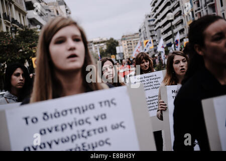 Centinaia di persone hanno preso le strade di Salonicco per dimostrare contro la disoccupazione in Grecia e il governo di Antonis SAMARAS politica. La dimostrazione è stata organizzata da P.A.ME. O tutti i lavoratori militante anteriore. Foto Stock