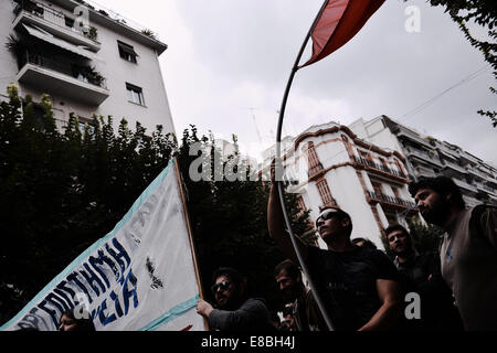 Centinaia di persone hanno preso le strade di Salonicco per dimostrare contro la disoccupazione in Grecia e il governo di Antonis SAMARAS politica. La dimostrazione è stata organizzata da P.A.ME. O tutti i lavoratori militante anteriore. Foto Stock