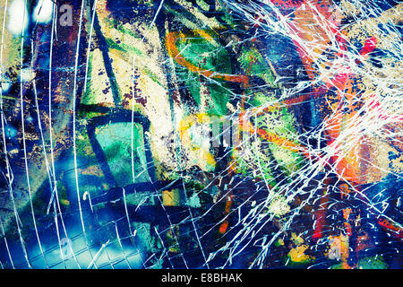 Abstract urbano colorato sfondo grunge, graffiti con il vetro rotto sulla parete di cemento Foto Stock