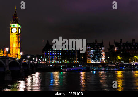 Big Ben di notte con il Tamigi con la riflessione sul Tamigi Foto Stock