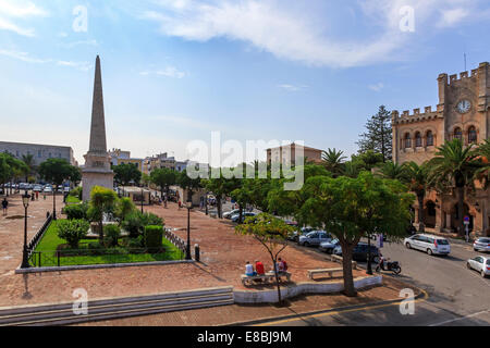 Placa des nato con la Adjuntament de Ciutadella sulla destra ride, Ciutadella, Menorca, Spagna Foto Stock