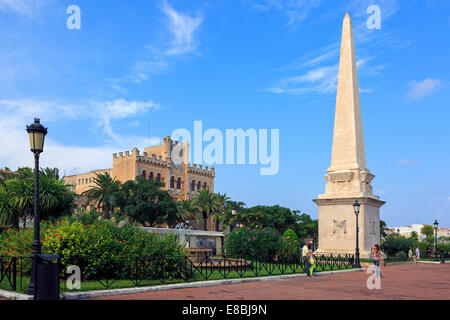 Placa des nato con la Adjuntament de Ciutadella in medio, Ciutadella, Menorca, Spagna Foto Stock