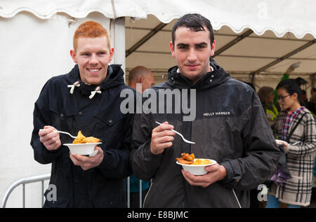 Nottingham, Regno Unito. 4 Ottobre, 2014. Lo sceriffo di Nottingham (Cllr Jackie Morris) e Robin Hood uniti volontari al servizio gratuito di curry vegana alla alimentazione del 5000 evento in Nottingham. Lo scopo era quello di servire 5.000 persone con curry gratuito realizzato dal cibo che sarebbe stato sprecato. Alimentazione del 5000 è stato avviato a Londra nel 2009 per evidenziare le questioni riguardanti il modo in cui il cibo è cresciuto, coltivata e consumata nel Regno Unito nel tentativo di trovare soluzioni per lo spreco di cibo. Credito: Mark Richardson/Alamy Live News Foto Stock