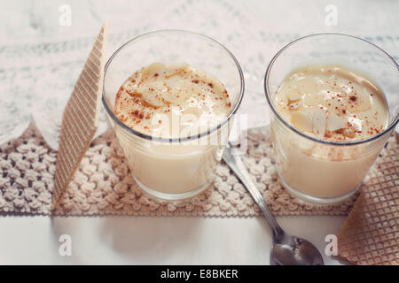 Bicchieri di cristallo con gelato di vaniglia fatto in casa e fette di ​​almonds Foto Stock