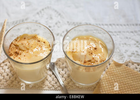 Bicchieri di cristallo con gelato di vaniglia fatto in casa e fette di ​​almonds Foto Stock