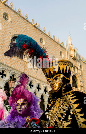 Venezia, Italia - febbraio 9: persona non identificata con il carnevale veneziano maschera a Venezia, Italia il 9 febbraio 2013. In 2013 è Foto Stock