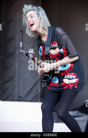 Austin, Texas, Stati Uniti d'America. 3° Ott, 2014. Musicista ANNIE CLARK (aka ST. VINCENT) suona dal vivo a Austin City Limits music festival di Austin in Texas Credito: Daniel DeSlover/ZUMA filo/Alamy Live News Foto Stock