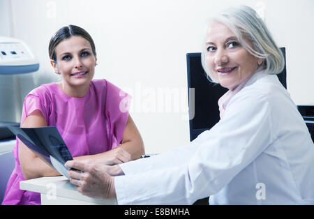 Felice femmina matura medico spiegando la prova medica al paziente sorridente. Concetto dell'ospedale. Foto Stock