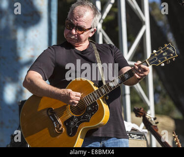 San Francisco, California, Stati Uniti d'America. 3° Ott, 2014. Ottobre 3, 2014.American paese/folk cantautore, John Prine, esegue a difficilmente rigorosamente Bluegrass Festival in Golden Gate Park di San Francisco, California, venerdì 3 ottobre, 2014. Il festival è un evento gratuito con oltre 100 artisti musicali in 7 tappe. Il festival si svolge attraverso domenica 5 ottobre, 2014.difficilmente rigorosamente bluegrass, concepito e sovvenzionati dal San Francisco venture capitalist Warren Hellman, che si svolge ogni anno a partire dal primo evento in 2001. © Tracy Barbutes/ZUMA filo/Alamy Live News Foto Stock