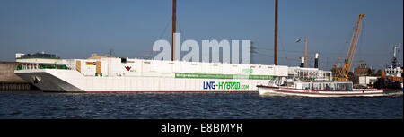 Un ibrido di GNL Barge è ancorata su un pontone galleggiante nel porto di Amburgo, Germania, 04 ottobre 2014. Dopo tre settimane di vela il primo galleggiante di gas naturale power plant ha raggiunto la sua destinazione nel porto di Amburgo. Il motore-meno LNG chiatta ibrido fornirà alimentazione per navi da crociera nel porto in futuro. Foto: CHRISTIAN CHARISIUS/dpa Foto Stock