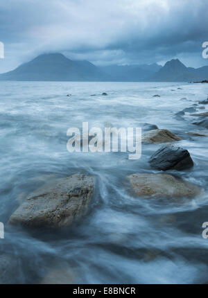 Acqua agitata a Elgol, Loch Scavaig, con Black Cuillin oltre, Isola di Skye in Scozia Foto Stock