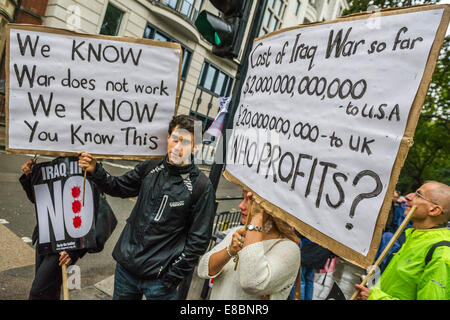 Londra, Regno Unito. 4 Ottobre, 2014. Arrestare il bombardamento dell'Iraq - non attaccare la Siria e di dimostrazione marzo dal Tempio posto di Downing Street. Organizzato dall'arresto della coalizione bellica. Westminster, Londra, UK 4 Ott 2014. Credito: Guy Bell/Alamy Live News Foto Stock