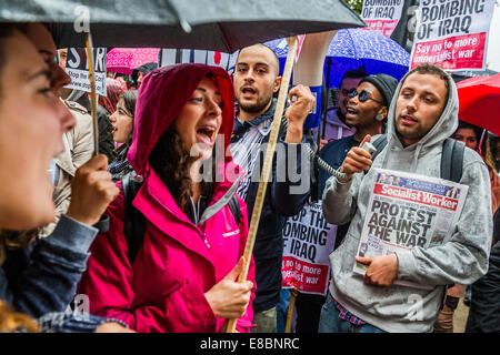 Londra, Regno Unito. 4 Ottobre, 2014. Arrestare il bombardamento dell'Iraq - non attaccare la Siria e di dimostrazione marzo dal Tempio posto di Downing Street. Organizzato dall'arresto della coalizione bellica. Westminster, Londra, UK 4 Ott 2014. Credito: Guy Bell/Alamy Live News Foto Stock