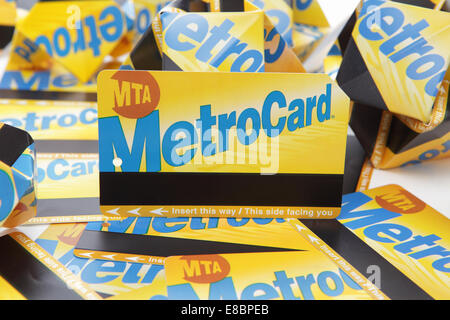 MetroCard metropolitana e autobus che passa Foto Stock