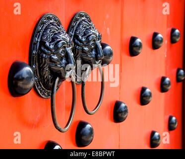 Antichi battenti e serratura moderna closeup in Taiwan Foto Stock