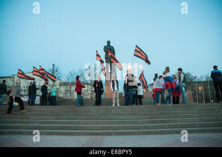 Sostenitori Pro-Russian rally su Piazza Lenin a Simferopol durante la Crimea 2014 crisi Foto Stock