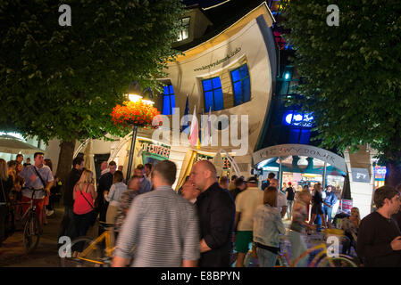 Krzywy Domek (polacco "agganciato piccola casa") di forma irregolare sulla costruzione di eroi di Monte Cassino Street in Sopot, Polonia Foto Stock