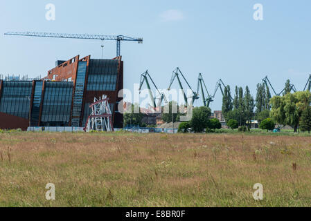 La solidarietà europea centro accanto alla famosa porta n. 2 per il Cantiere di Danzica (ex cantiere Lenin) in Gdansk, Polonia Foto Stock