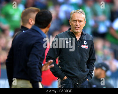 Bremen, Germania. 04 ott 2014. Brema's head coach Robin Dutt (L) e Friburgo's head coach Christian Streich (R) discutere sugli spalti durante la Bundesliga tedesca match tra Werder Brema e SC Freiburg al Weserstadion di Brema, Germania, 04 ottobre 2014. Foto: CARMEN JASPERSEN/dpa (ATTENZIONE: grazie alle linee guida di accreditamento, il DFL consente solo la pubblicazione e utilizzazione di fino a 15 immagini per corrispondenza su internet e nei contenuti multimediali in linea durante la partita.)/dpa/Alamy Live News Foto Stock