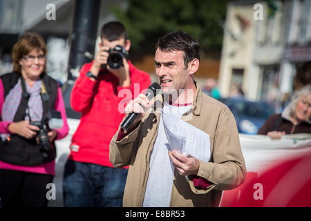 Pwllheli, Wales, Regno Unito. 4 Ottobre, 2014. Lingua gallese società (Cymdeithas yr Iaith Gymraeg) presidente, JAMIE BEVAN, conduce rally che ha invitato le autorità locali e il Gallese di governo ad adottare le misure di pianificazione che trarrebbe vantaggio le necessità locali. Hanno tenuto un rally e marcia di protesta a Pwllheli, il Galles del Nord, per sollevare la consapevolezza della loro campagna contro le attuali misure di pianificazione che essi sostengono che risulterebbe deleterio per la sostenibilità di Lingua gallese europee. Credito: Rhys Llwyd/Alamy Live News Foto Stock