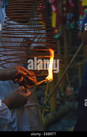 Illuminazione e incenso / offerta presso il festival vegetariano a Bangkok, in Thailandia Foto Stock