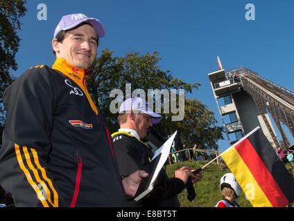Ex ski jumper e coach Martin Schmitt si erge dal 60 metro salto in Bad Freienwalde, Germania, 4 ottobre, 2014. Questa è la posizione del Milka-Schuelercup (studente cup), il test di benchmark dei migliori 42 giovani ponticelli di sci da Germania e Polonia. Foto: Patrick Pleul/dpa Foto Stock