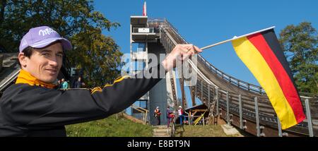 Ex ski jumper e coach Martin Schmitt si erge dal 60 metro salto in Bad Freienwalde, Germania, 4 ottobre, 2014. Questa è la posizione del Milka-Schuelercup (studente cup), il test di benchmark dei migliori 42 giovani ponticelli di sci da Germania e Polonia. Foto: Patrick Pleul/dpa Foto Stock